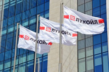 Moskova, Rusya, Ağustos, 12, 2018. Moskova, Rusya Federasyonu bayrağı ve şirket (Rus petrol şirketi 
