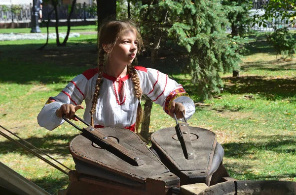 Moscou Russie Août 2018 Jeune Fille Robe Folklorique Gonfle Fourrure — Photo