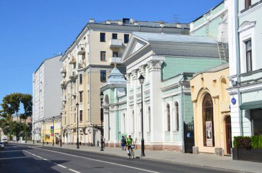Moskova, Rusya, Ağustos, 12, 2018.Moscow, Pokrovka sokak. Gryazi Pokrovsky kapısı ve Oyuncak Müzesi'nde Holy Trinity Kilisesi