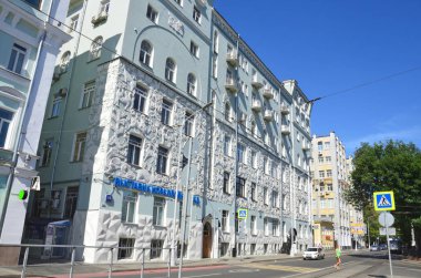Moskova, Rusya, Ağustos, 12, 2018. Chistoprudny Bulvarı, çamur, Pokrovsky kapılarında Moskova Tarih teslis Kilisesi karlı ev parçası