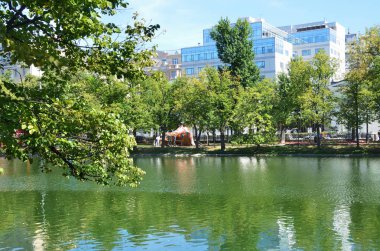 Rusya. Temiz havuz (Chistye Prudy) güneşli Ağustos günde, Moskova