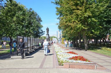 Moskova, Rusya, Ağustos, 12, 2018. Chistoprudny Bulvarı yaz aylarında yürüyüş insanlar