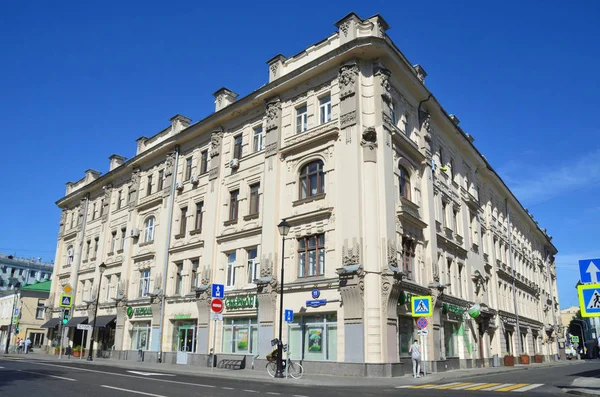 Moscú Rusia Agosto 2018 Gente Caminando Por Calle Pokrovka Cerca — Foto de Stock