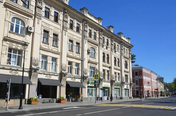 莫斯科 2018 人们走在 Pokrovka 街附近的19号房子 费奥多拉赫莫诺夫公寓楼 1898 1899 年建成 — 图库照片