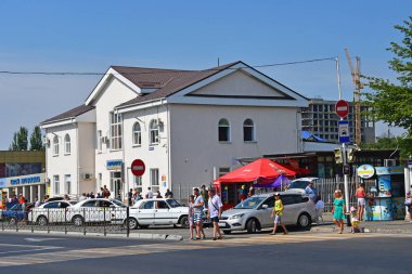 Anapa, Rusya, Temmuz, 18, 2018. Arabalar ve insanlar Anapa Krasnoarmeyskaya sokakta yaz aylarında bina bus station yakınındaki