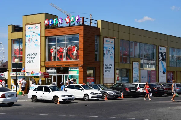 阿纳帕 2018 阿纳帕 Krasnoarmeyskaya 街附近购物中心 巨型世界 的汽车和人群 — 图库照片