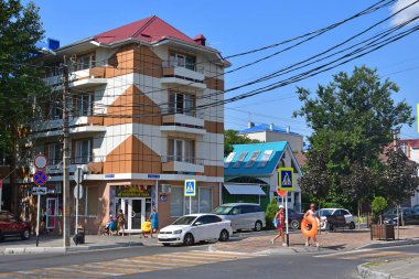 Anapa, Rusya, Temmuz, 18, 2018. Terskaya ve Grebenskaya caddelerinin kesiştiği Anapa yaz aylarında şirketten yakınındaki arabalar