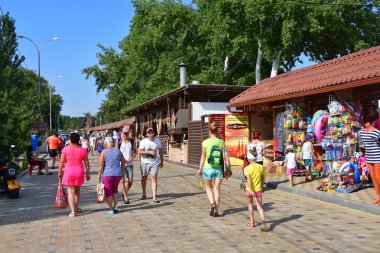Anapa, Rusya, Temmuz, 12, 2018. Bir sürü insan Anapa sahil boyunca yaz aylarında yürüyüş