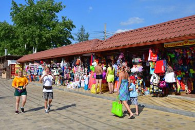 Anapa, Rusya, Temmuz, 12, 2018. Bir sürü insan Anapa sahil boyunca güneşli bir günde yürüyüş