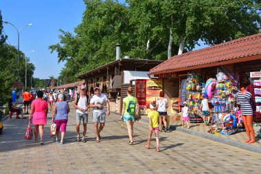 Anapa, Rusya, Temmuz, 12, 2018. Bir sürü insan Anapa sahil boyunca yaz aylarında yürüyüş
