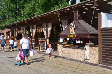 Anapa, Rusya, Temmuz, 12, 2018. Café Anapa sahil alanının üzerinde yürüyen insanlar