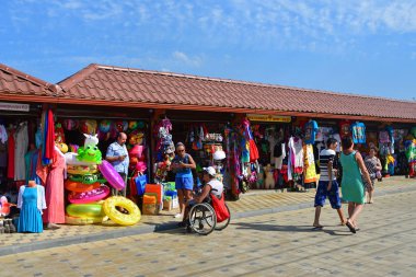 Anapa, Rusya, Temmuz, 12, 2018. Anapa güvertede yaz aylarında yürüyüş insanlar plaj aksesuarları ile dükkanlar yakın: