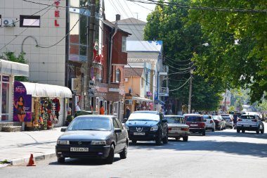 Anapa, Rusya, Temmuz, 12, 2018. Gorki sokak otomobillerde yaz aylarında Anapa