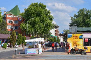 Anapa, Rusya, Temmuz, 12, 2018. Yaz aylarında Grebenskaya sokakta yürüyen insanlar