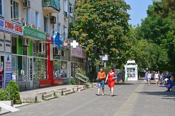 Anapa Ryssland Juli 2018 Två Kvinnor Promenader Längs Gatan Krim — Stockfoto