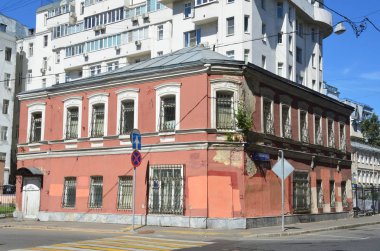 Moskova, Rusya, Ağustos, 12, 2018. Eski konut yapı mağazaları ile (1829; Vasilyev 1867 yılında mimar), Kostyansky lane 15/9 Moskova'da 1 bina