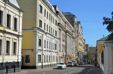Moskova, Rusya, Ağustos, 12, 2018. Yakovoapostolsky şeritte Ağustos ayında Moskova'da yaz otomobillerde