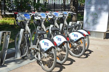Moskova, Rusya, Ağustos, 12, 2018. Bisiklet Kiralama ağ Moskova, Bisiklet Park güneşli günde Chistoprudny Bulvarı