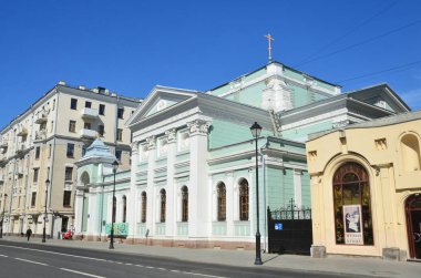 Moskova, Rusya, Ağustos, 12, 2018. Moskova, Pokrovka sokak. Gryazi Pokrovsky kapısı ve Oyuncak Müzesi'nde Holy Trinity Kilisesi