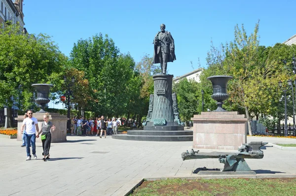 Москва Россия Августа 2018 People Walking Sretensky Boulevard Summer Monument — стоковое фото