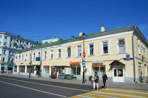 Moskva Rusko Srpen 2018 Lidí Kteří Jdou Domu Hotel Nedaleko — Stock fotografie