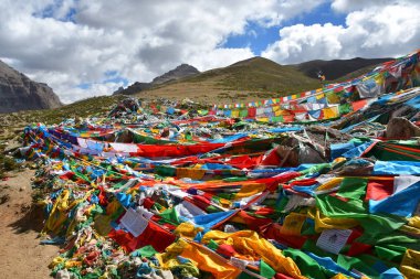 Tibet. Budist mantra ve ritüel çizimler Dorchen kasaba çevresinde mount Kailash izi üzerinde ritüel bayraklarıyla