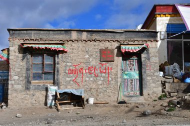 Dorchen, Tibet, Çin, Haziran, 18, 2018. Diorchen ana caddede evlerin
