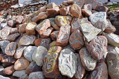 Tibet. Budist dua taşlarla mantralar ve ritüel çizimler Dorchen kasaba çevresinde mount Kailash izi üzerinde