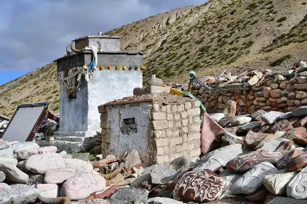 Tíbet Qué Estupa Piedras Oración Budistas Con Mantras Dibujos Rituales —  Fotos de Stock