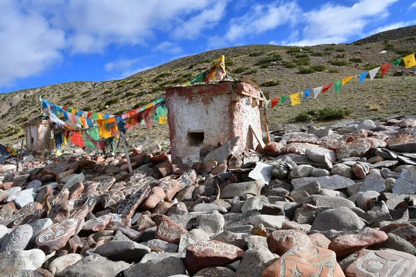 Tibet Antika Stupa Och Buddistisk Bön Stenar Med Mantran Och — Stockfoto