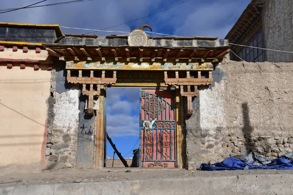 Dorchen Tibet Kina Juni 2018 Gate Traditionel Stil Hovedgaden Byen - Stock-foto