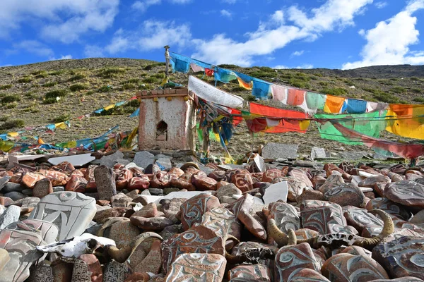 Tybet Starożytnych Stupa Buddyjskiej Kamienie Modlitwy Mantry Rytualne Rysunki Szlaku — Zdjęcie stockowe