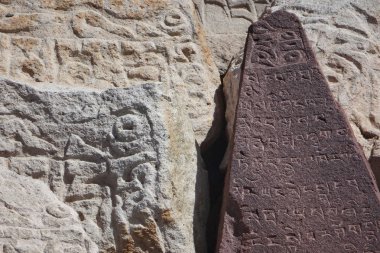       Deniz seviyesinden 5000 metreden fazla yükseklikte dağlarda Antik Tibet yazılar  