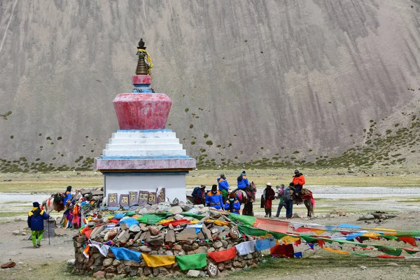 Dorchen Tibet China June 2018 Pilgrims White Buddhist Stupa Beginning — Stock Photo, Image