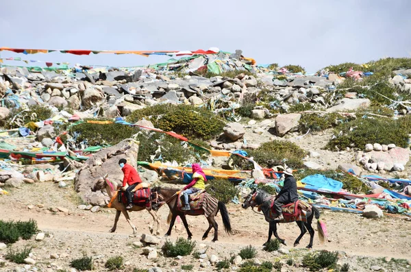 Dorchen Tibet China Juni 2018 Mann Mit Pferd Parikrama Rund — Stockfoto