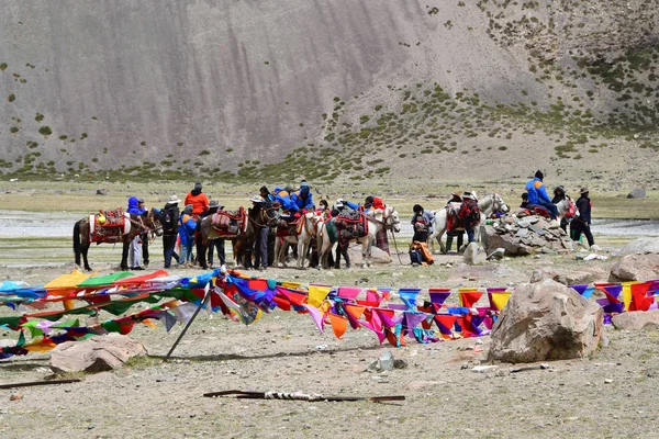 Dorchen チベット 2018 チベットでカイラス周り巡礼を作って馬と人 — ストック写真