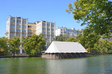 Rusya. Temiz havuz (Chistye Prudy) güneşli Ağustos günde, Moskova