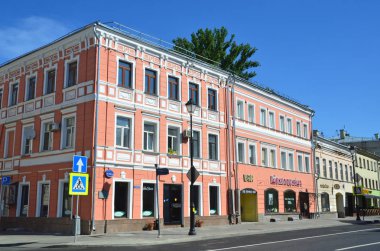 Moskova, Rusya, Ağustos, 12, 2018. Moskova'da Pokrovka Caddesi'ndeki evi 21. Tüccar Alekseev ekmek ile eski ev