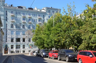 Moskova, Rusya, Ağustos, 12, 2018. Chistoprudny Bulvarı, çamur, Pokrovsky kapılarında Moskova Tarih teslis Kilisesi karlı ev parçası