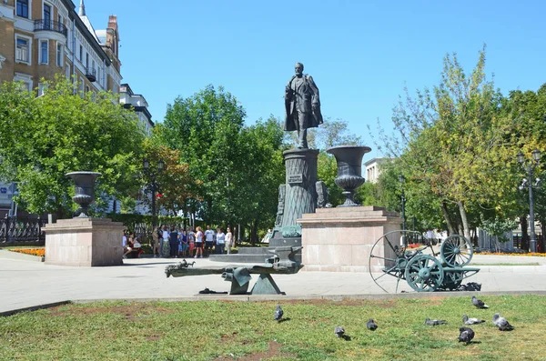 Москва Россия Августа 2018 People Walking Sretensky Boulevard Summer Monument — стоковое фото