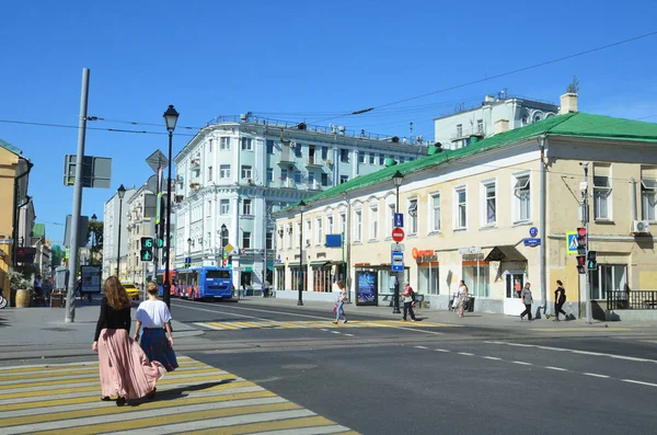 Moskva Ryssland Augusti 2018 Människor Som Vandrar Pokrovka Street Soliga — Stockfoto