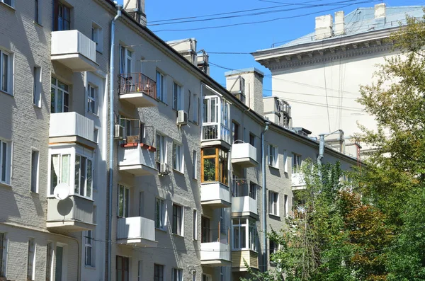 Moskova, beş katlı bina yenilenmiş bir balkon