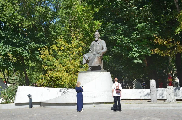 ロシア モスクワ 2018 日Chistoprudny 大通りイン モスクワで夏にカザフ詩人と思想家アバイ Kunanbayev の記念碑の近く歩く人々 — ストック写真