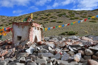 Tibet. Antik stupa ve Budist dua taşlarla mantralar ve ritüel çizimler Dorchen kasaba çevresinde mount Kailash izi üzerinde
