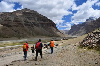 Dorchen, Tibet, Çin, Haziran, 18, 2018. İnsanlar Kailas çevresinde parikramaya Tibet'te yapma atları ile