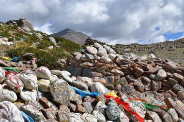 Tibet. Budist dua taşlarla mantralar ve ritüel çizimler Dorchen kasaba çevresinde mount Kailash izi üzerinde