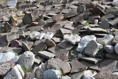 Tibet. Budist dua taşlarla mantralar ve ritüel çizimler Dorchen kasaba çevresinde mount Kailash izi üzerinde