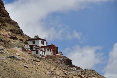 Dağın mount Kailash (Kailash) Güney yüzünden bulutlu havalarda karşısında üzerinde antik Budist manastır
