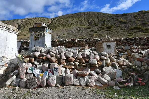 チベット マントラとカイラス山の周り Dorchen の町から道の儀式の図面で古代の仏舎利塔 仏教祈り石 — ストック写真