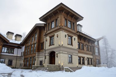 Rosa Khutor, Sochi, Rusya Federasyonu, Ocak, 25, 2018. Rosa Khutor Kayak Merkezi sisli Ocak gününde dağ evi yazlık